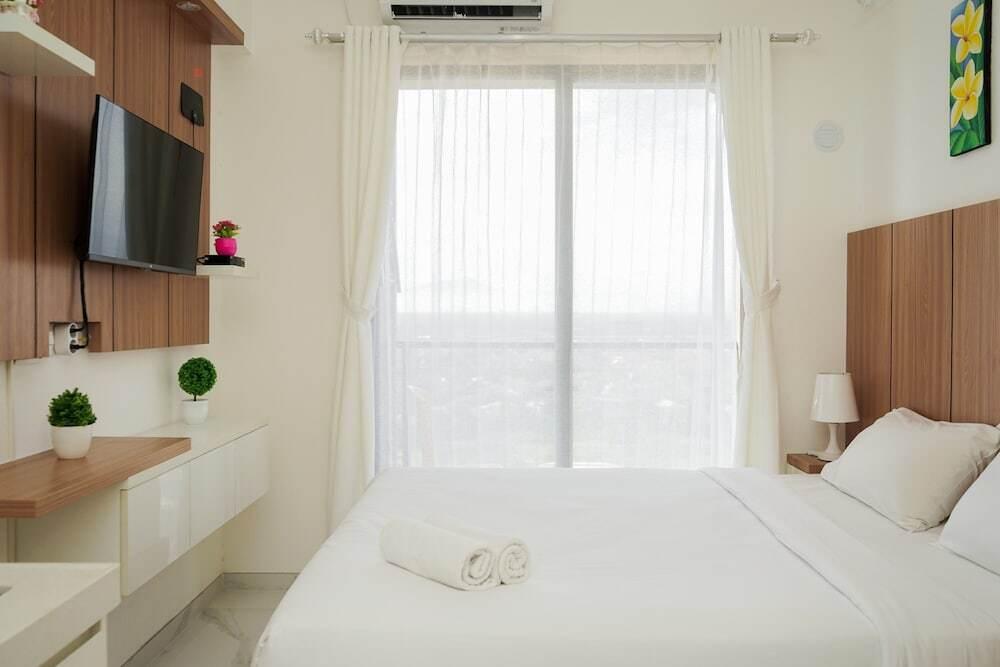 Well Appointed and Homey Studio at Sky House BSD Apartment — фото 5