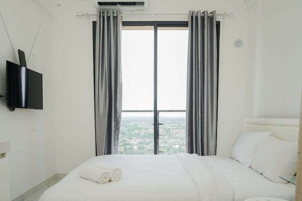 Elegant and Homey Studio at Sky House BSD Apartment — фото 4