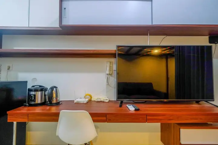 Homey and Comfort Living Studio Room at Dave Apartment — фото 3