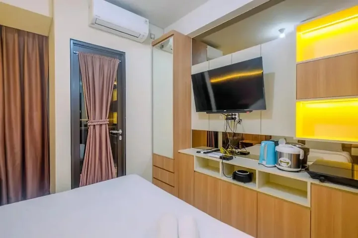 Депок: Homey and Stylish Studio Room at Transpark Cibubur Apartment