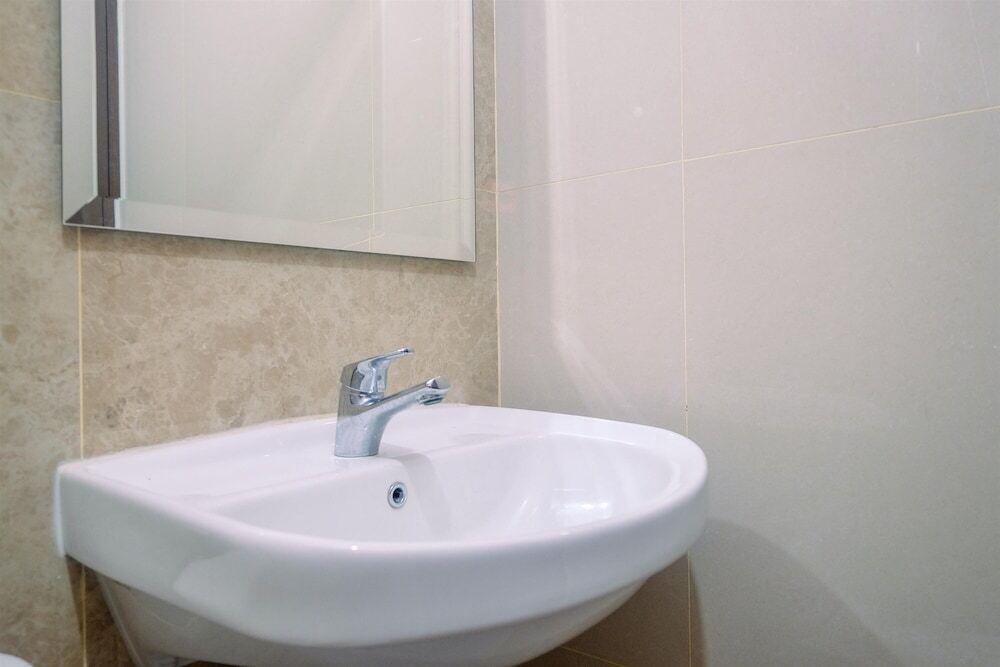 Депок: Homey and Stylish Studio Room at Transpark Cibubur Apartment