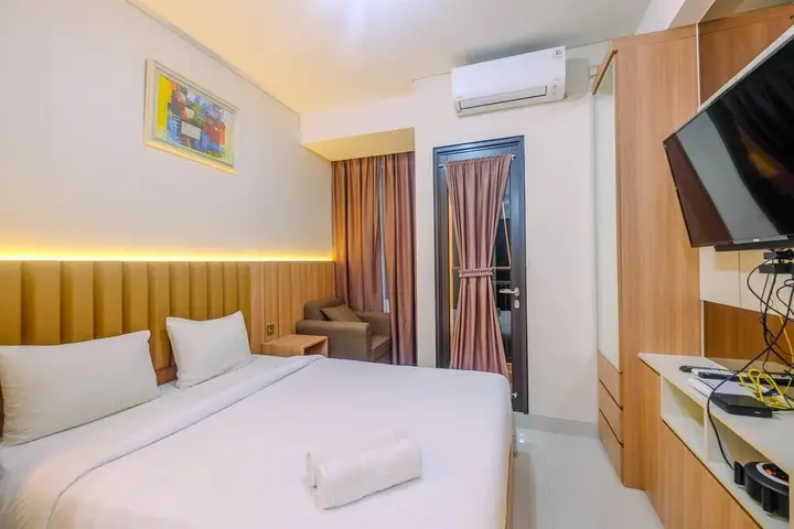 Homey and Stylish Studio Room at Transpark Cibubur Apartment — фото 5