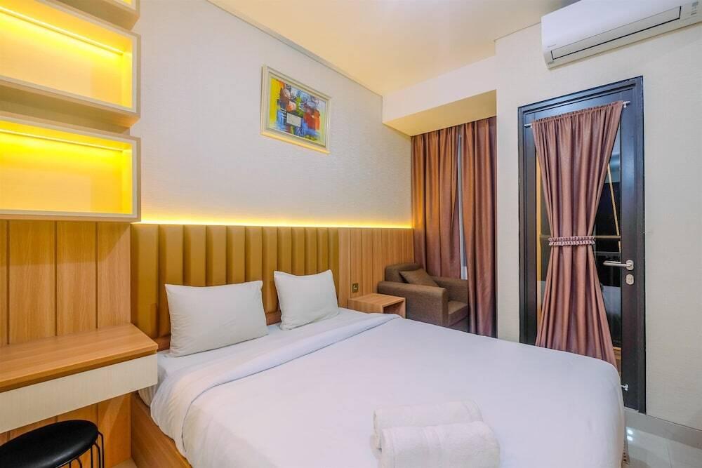 Homey and Stylish Studio Room at Transpark Cibubur Apartment — фото 4