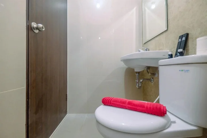 Депок: Homey and Comfort Living Studio Apartment Transpark Cibubur