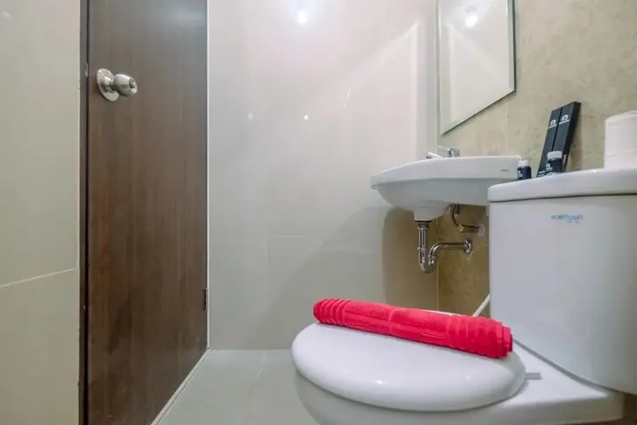 Депок: Homey and Comfort Living Studio Apartment Transpark Cibubur