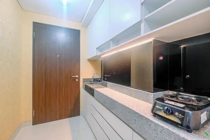 Депок: Homey and Comfort Living Studio Apartment Transpark Cibubur