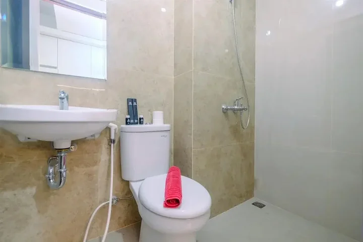 Депок: Homey and Comfort Living Studio Apartment Transpark Cibubur