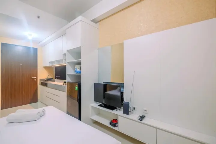 Депок: Homey and Comfort Living Studio Apartment Transpark Cibubur
