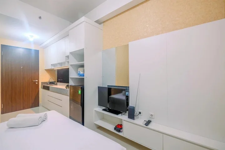 Депок: Homey and Comfort Living Studio Apartment Transpark Cibubur