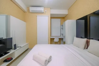 Депок: Homey and Comfort Living Studio Apartment Transpark Cibubur