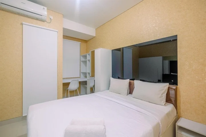 Депок: Homey and Comfort Living Studio Apartment Transpark Cibubur