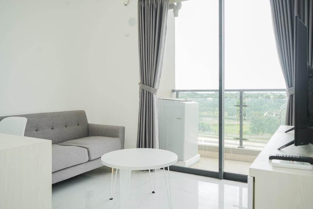 Legok: Comfortable Design 2BR with Washing Machine Sky House BSD Apartment
