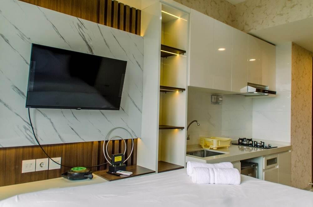 Modern and Cozy Studio at Sky House BSD Apartment — фото 3