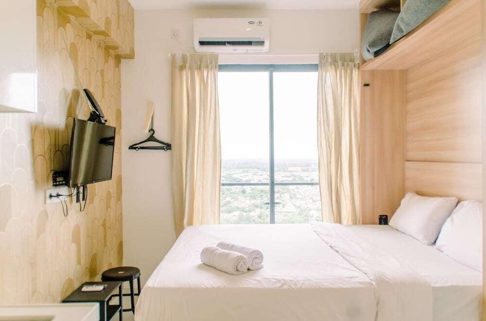 Legok: Cozy and Minimalist Studio at Sky House BSD Apartment