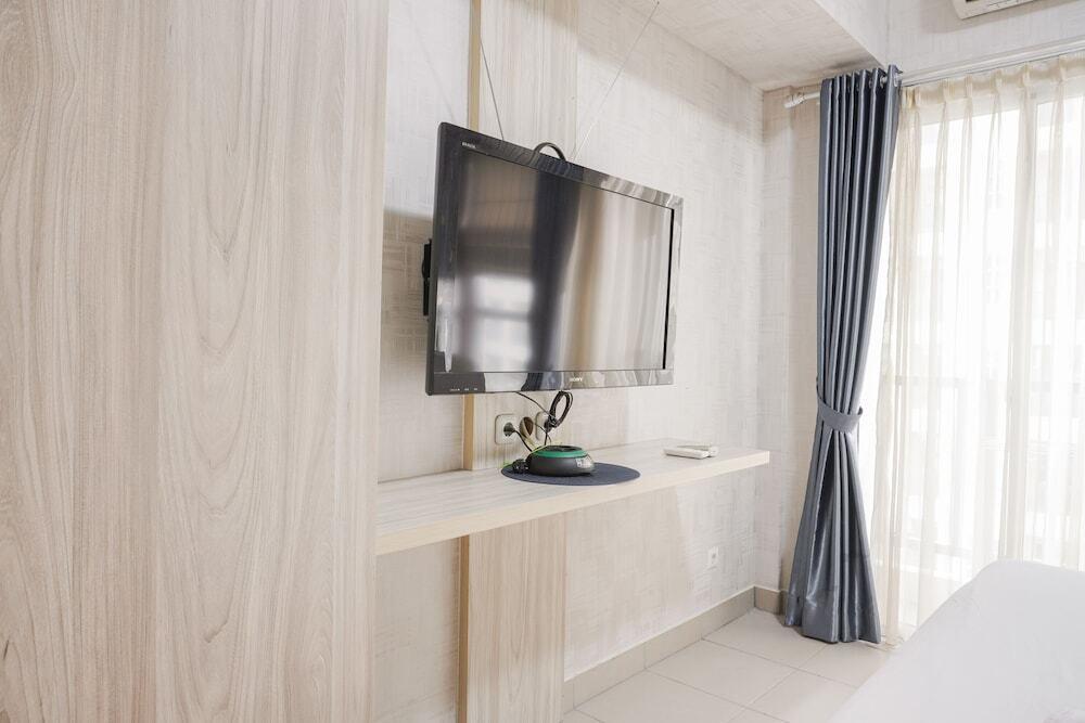 Elegant and Comfy Studio at Saveria Apartment — фото 3