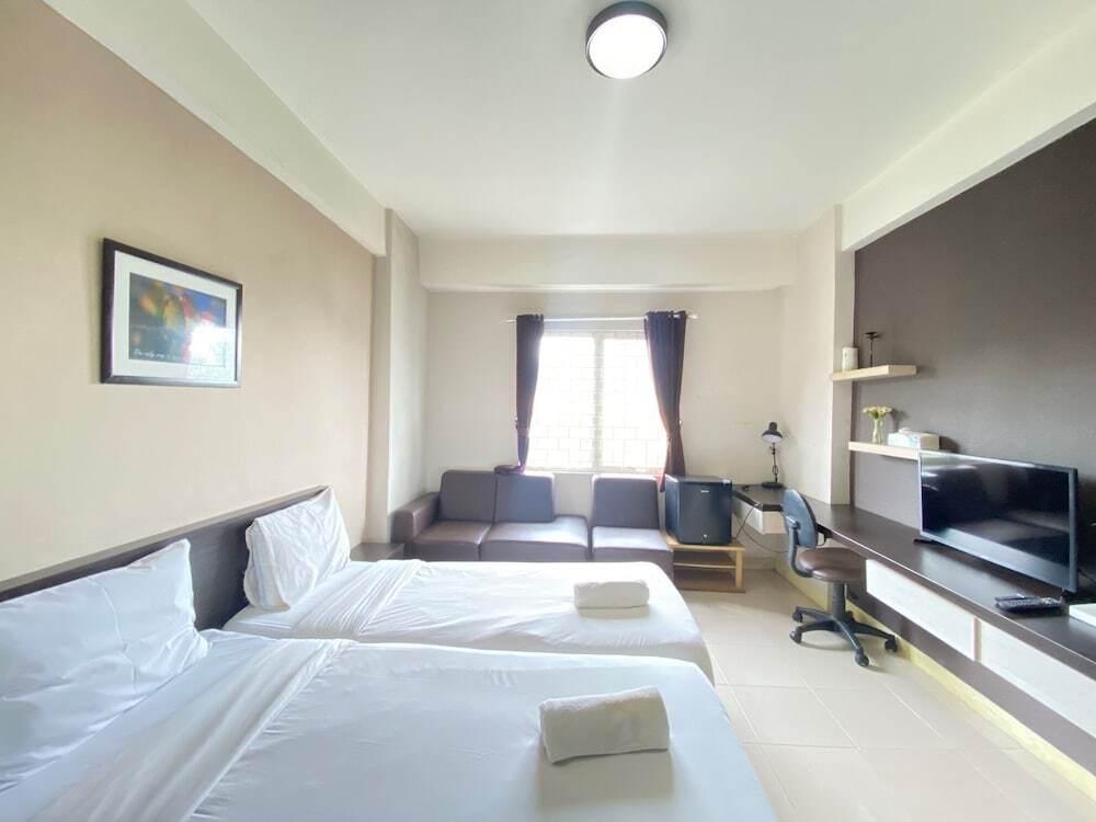 Spacious Studio Room at Pinewood Apartment — фото 6