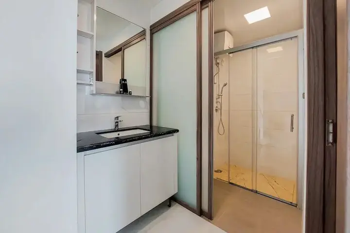 Legok: Fully Furnished With Modern Design 2Br At Sky House Bsd Apartment
