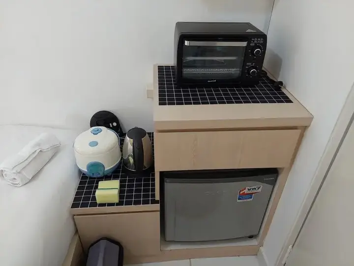 Cozy And Minimalist Studio (No Kitchen) At Aeropolis Apartment — фото 2