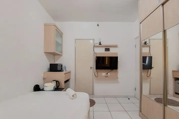 Cozy And Minimalist Studio (No Kitchen) At Aeropolis Apartment — фото 5
