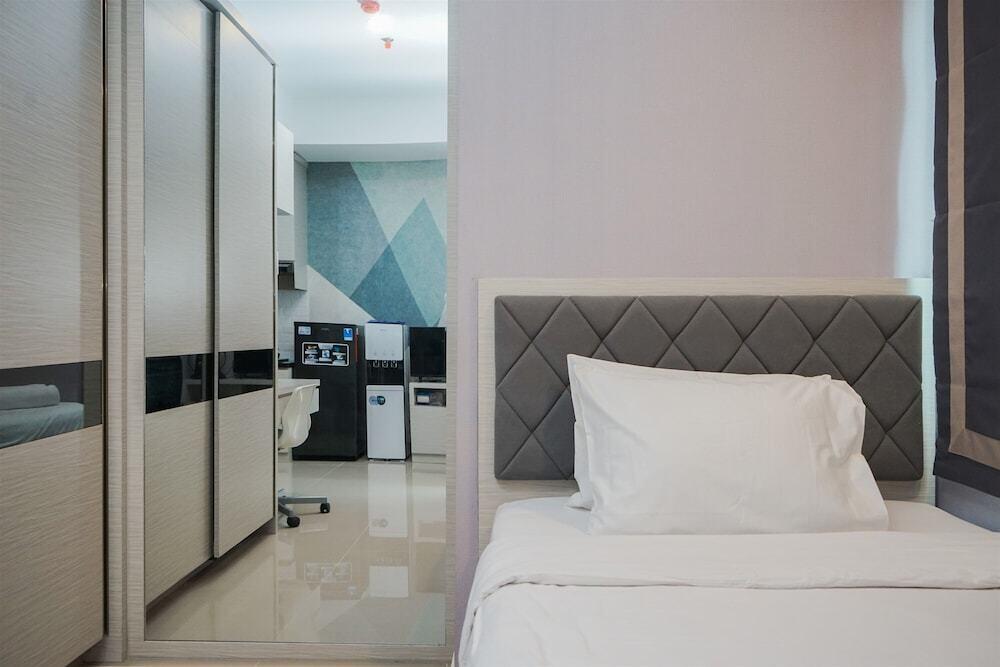 Fancy And Comfy Studio At B Residence Apartment — фото 2