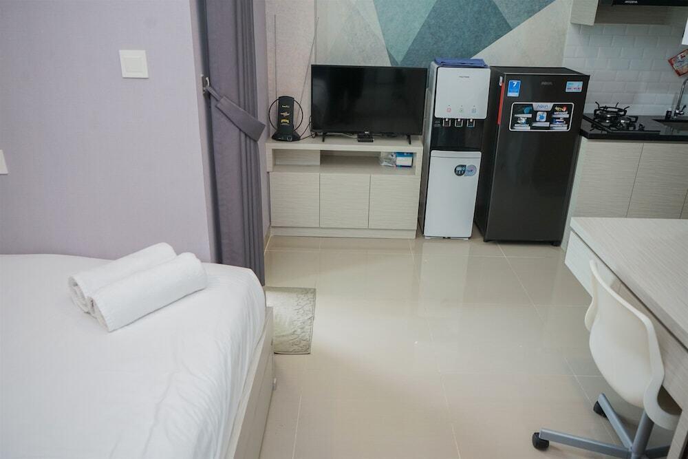 Fancy And Comfy Studio At B Residence Apartment — фото 4