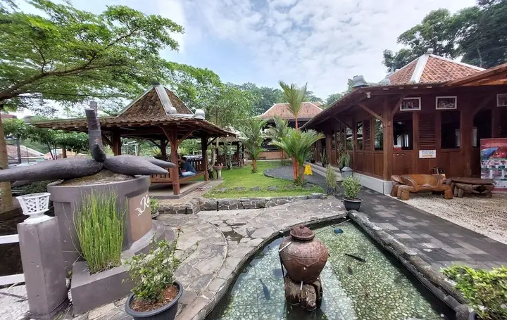 Батуретно: DikaJaya Guesthouse Syariah