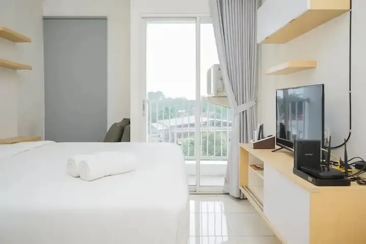 Fancy And Nice Studio At Skylounge Tamansari Apartment — фото 4