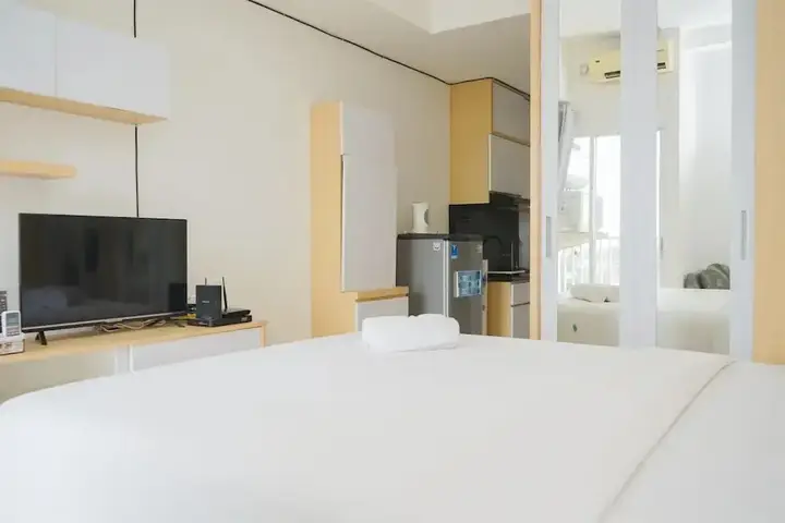 Fancy And Nice Studio At Skylounge Tamansari Apartment — фото 5