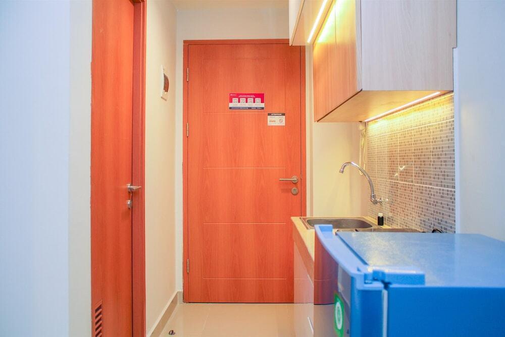 Депок: Brand New and Comfy Studio Modern Room at Evenciio Apartment