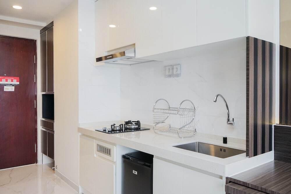 Strategic Sky House Bsd Studio Apartment With Cozy Design — фото 1
