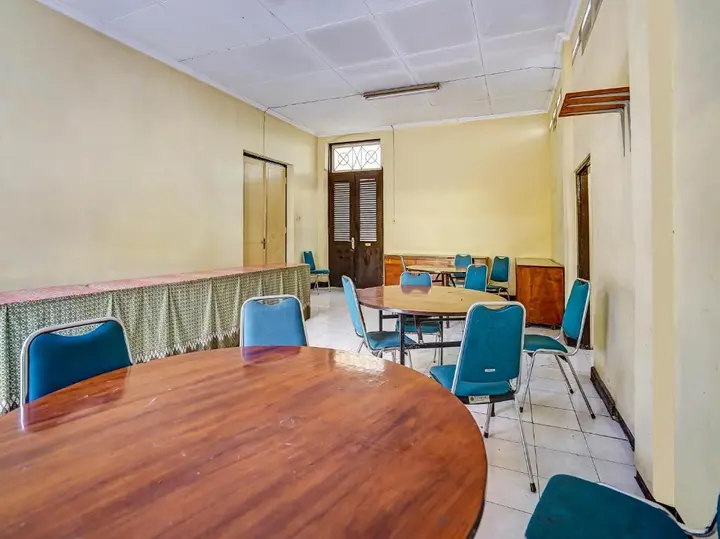 Сурабая: OYO 90937 Wisma Tamu Syariah