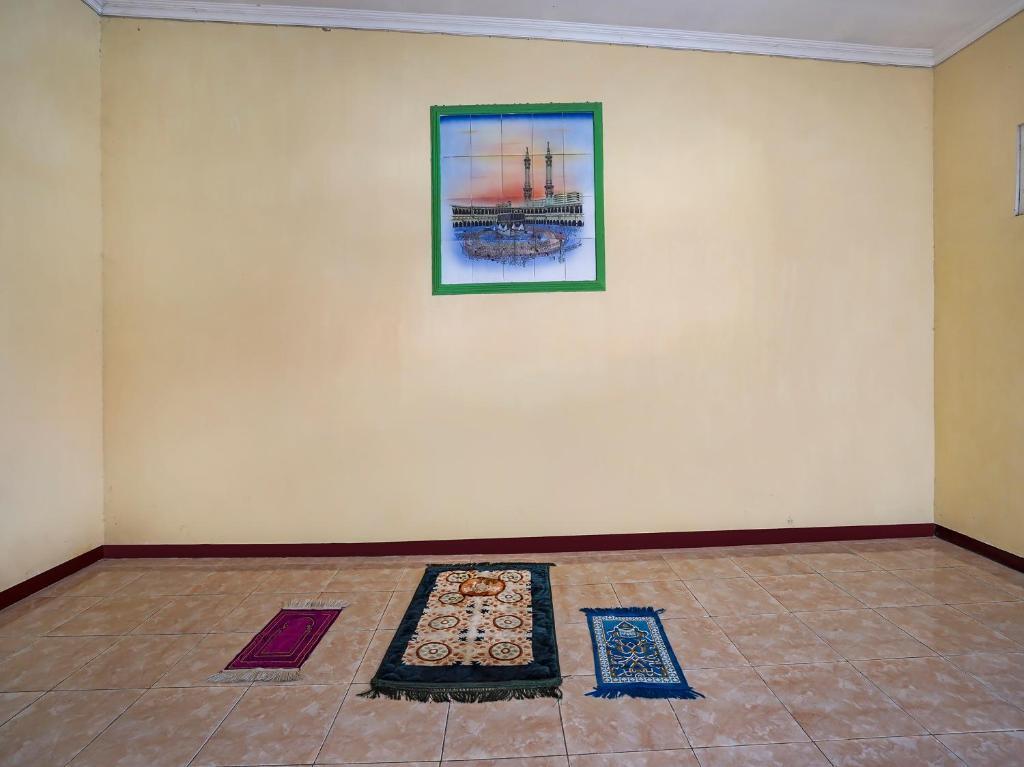 Сурабая: OYO 90937 Wisma Tamu Syariah