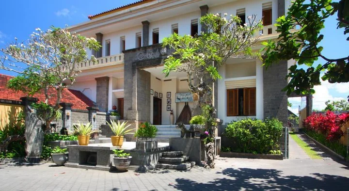 Пенати: Alam Puri Villa