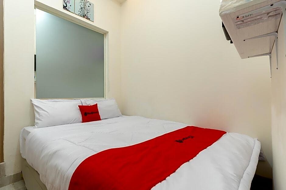 Джакарта: RedDoorz Plus Near RS Royal Taruma Grogol