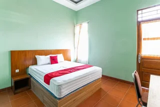 Суракарта: RedDoorz near Puro Mangkunegaran