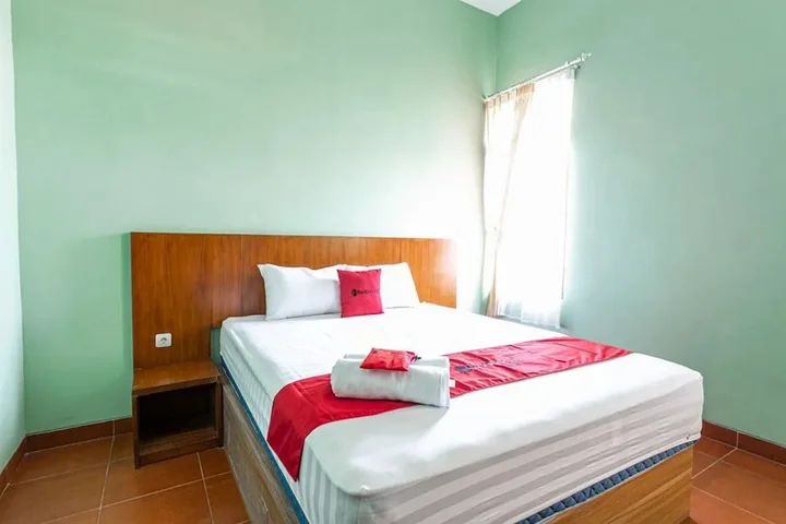 Суракарта: RedDoorz near Puro Mangkunegaran