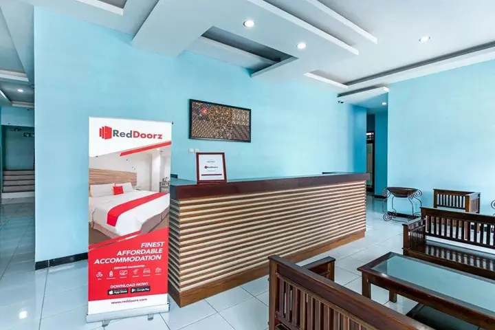 Суракарта: RedDoorz near Puro Mangkunegaran