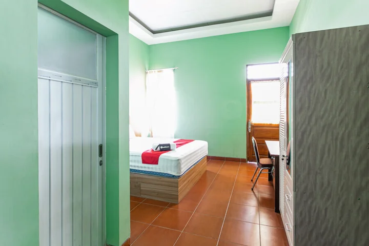 Суракарта: RedDoorz near Puro Mangkunegaran