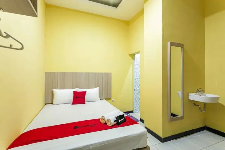 Суракарта: RedDoorz near Puro Mangkunegaran