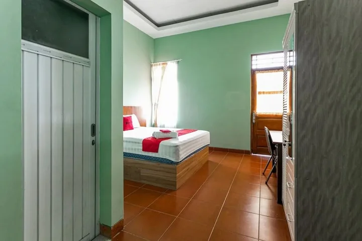 Суракарта: RedDoorz near Puro Mangkunegaran