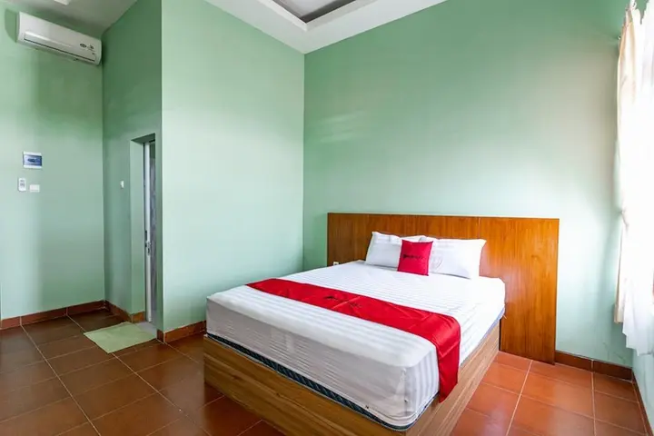 Суракарта: RedDoorz near Puro Mangkunegaran