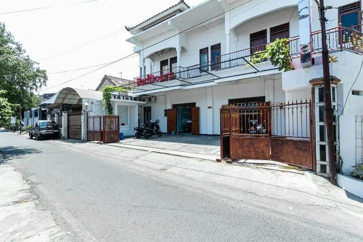 Суракарта: RedDoorz near Puro Mangkunegaran