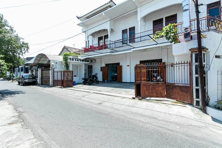 Суракарта: RedDoorz near Puro Mangkunegaran