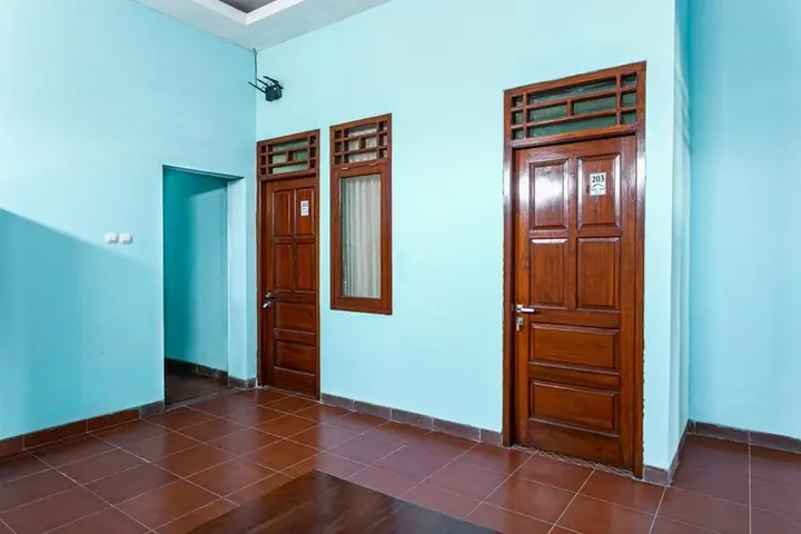 Суракарта: RedDoorz near Puro Mangkunegaran