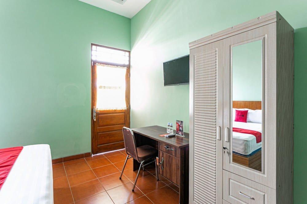 Суракарта: RedDoorz near Puro Mangkunegaran