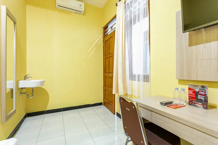 Суракарта: RedDoorz near Puro Mangkunegaran