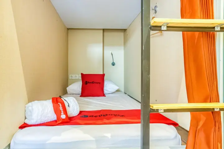 Reddoorz Hostel Near Tugu Train Station — фото 3