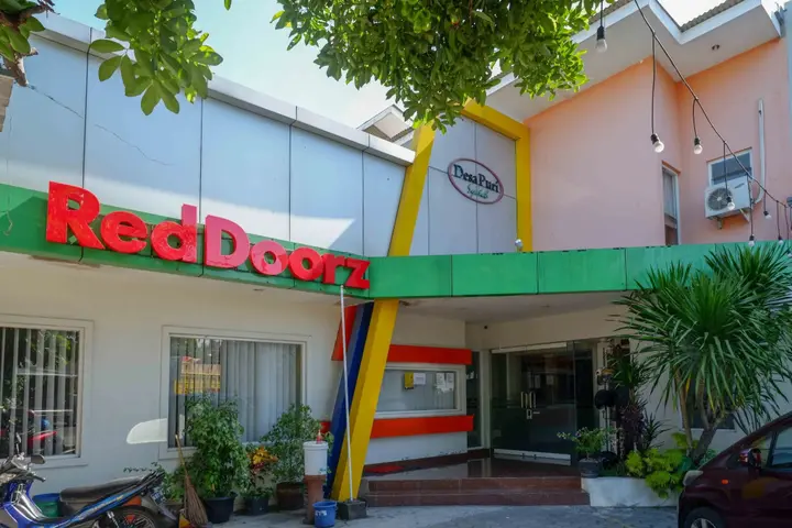 Батуретно: RedDoorz Syariah near Museum Wayang Kekayon