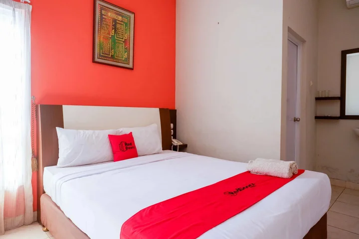 Батуретно: RedDoorz Syariah near Museum Wayang Kekayon
