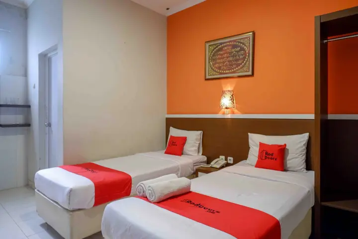 Батуретно: RedDoorz Syariah near Museum Wayang Kekayon